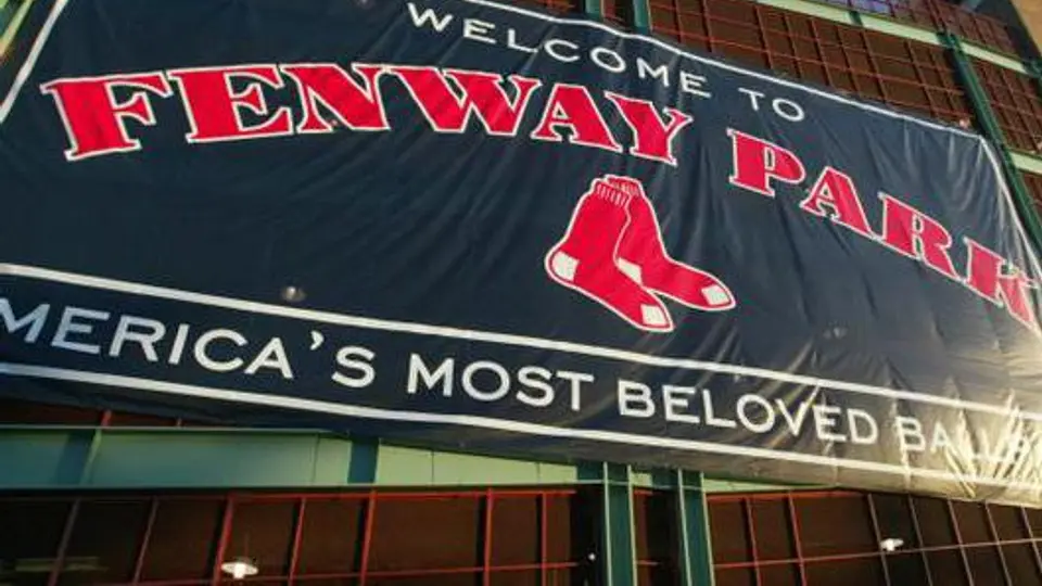 Mujer, grave tras caída en el Fenway Park