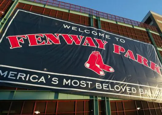 Mujer, grave tras caída en el Fenway Park