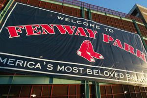 Mujer, grave tras caída en el Fenway Park