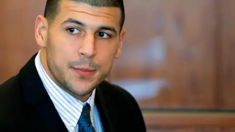 Aaron Hernández es acusado de dos asesinatos más