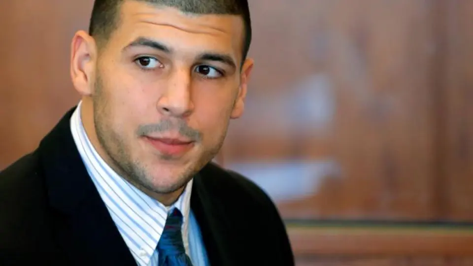 Aaron Hernández es acusado de dos asesinatos más