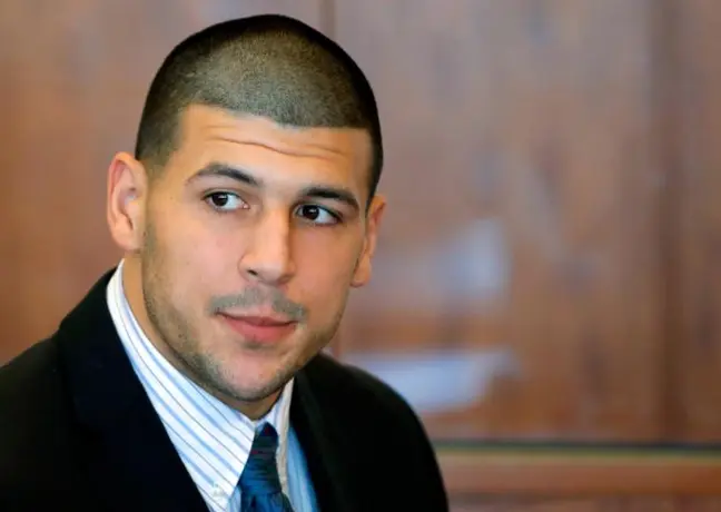 Aaron Hernández es acusado de dos asesinatos más