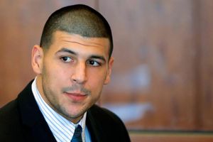 Aaron Hernández es acusado de dos asesinatos más