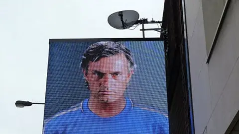 Mourinho aparece en carteles electrónicos con playera del Chelsea