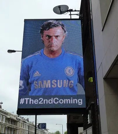 Mourinho aparece en carteles electrónicos con playera del Chelsea