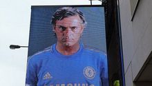 Mourinho aparece en carteles electrónicos con playera del Chelsea