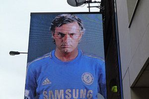 Mourinho aparece en carteles electrónicos con playera del Chelsea