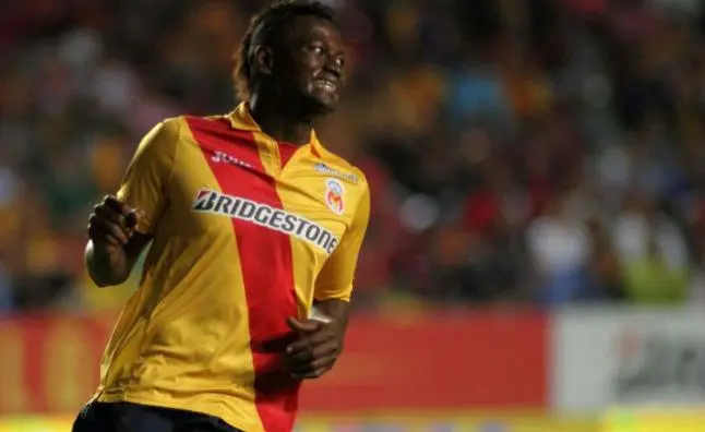 Riascos pide matrimonio en la cancha
