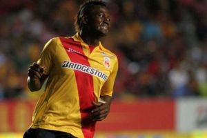 Riascos pide matrimonio en la cancha