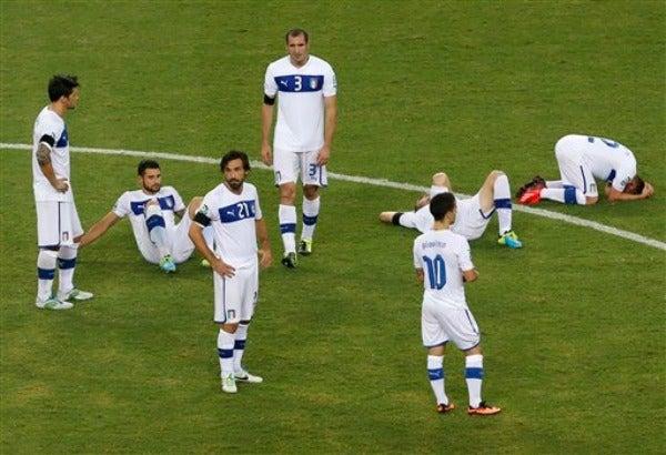 Los jugadores italiano quedaron tendidos en el terreno de juego tras el descalabro | AP