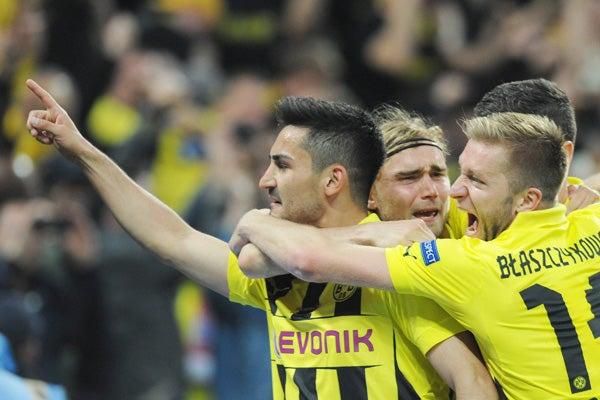 Ilkay Guendogan (izq.) anotó de penal el gol del empate 1-1 para Borussia | EFE