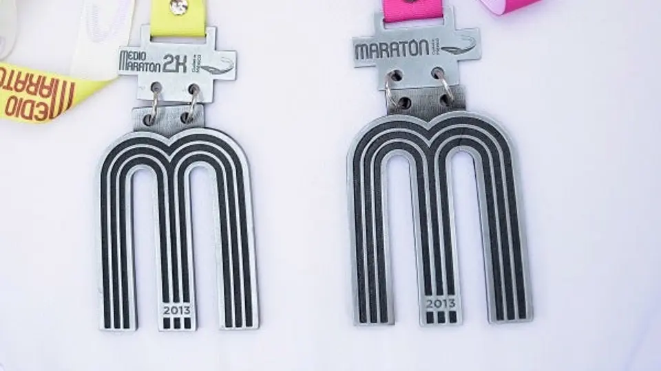 Presentan medallas y playera del Maratón en CU