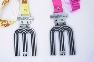 Presentan medallas y playera del Maratón en CU
