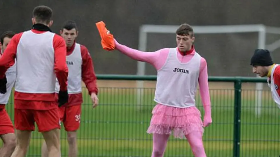 Jugador de la Liga de Escocia entrena en traje de ballet
