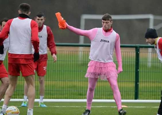 Jugador de la Liga de Escocia entrena en traje de ballet