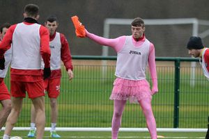 Jugador de la Liga de Escocia entrena en traje de ballet