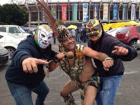 Con mascaras y buen humor, los aficionados comenzaron a llegar al Azteca | RICARDO FLORES