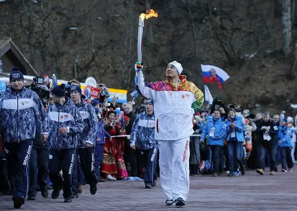 Llama olímpica llega a Sochi