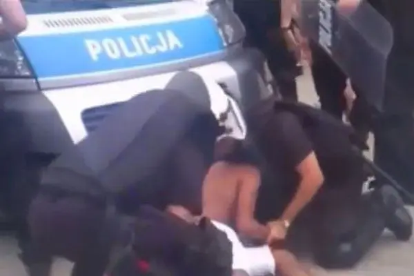Marinos mexicanos son atacados por 'hooligans' polacos