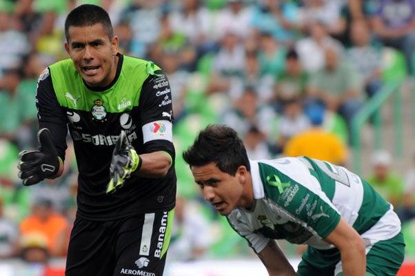 Oswaldo Sánchez da indicaciones durante el juego | MEXSPORT