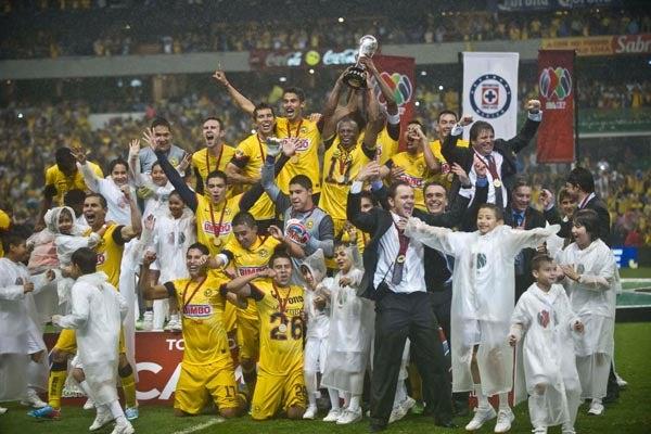 El festejo incluyó a todos en la cancha | CÉSAR VICUÑA