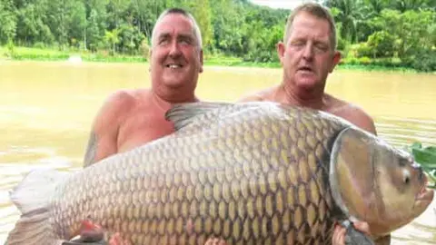 ¡Qué 'truchota'!, pesa más de 60 kilos