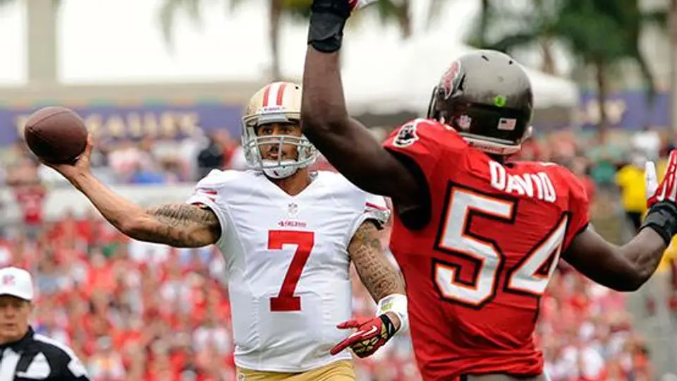Kaepernick lidera paliza sobre Bucaneros