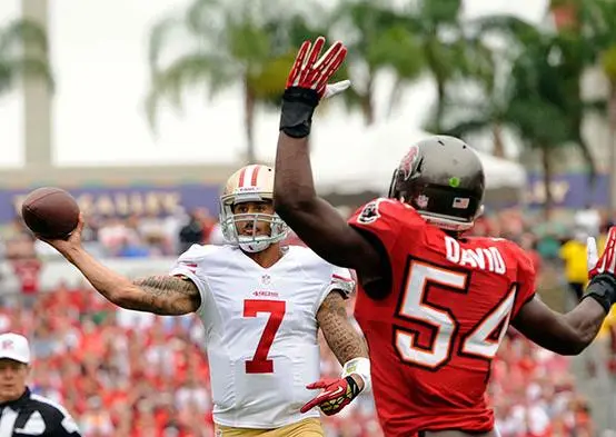 Kaepernick lidera paliza sobre Bucaneros