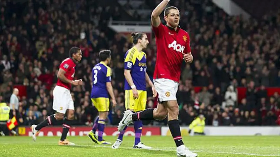 Aston Villa alista oferta por Chicharito