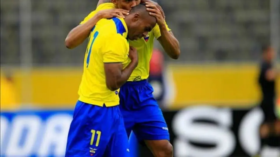 Antonio Valencia felicita a Benítez por su título