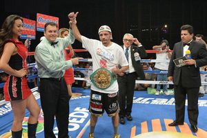 Jhonny González retiene su título peso Pluma del CMB