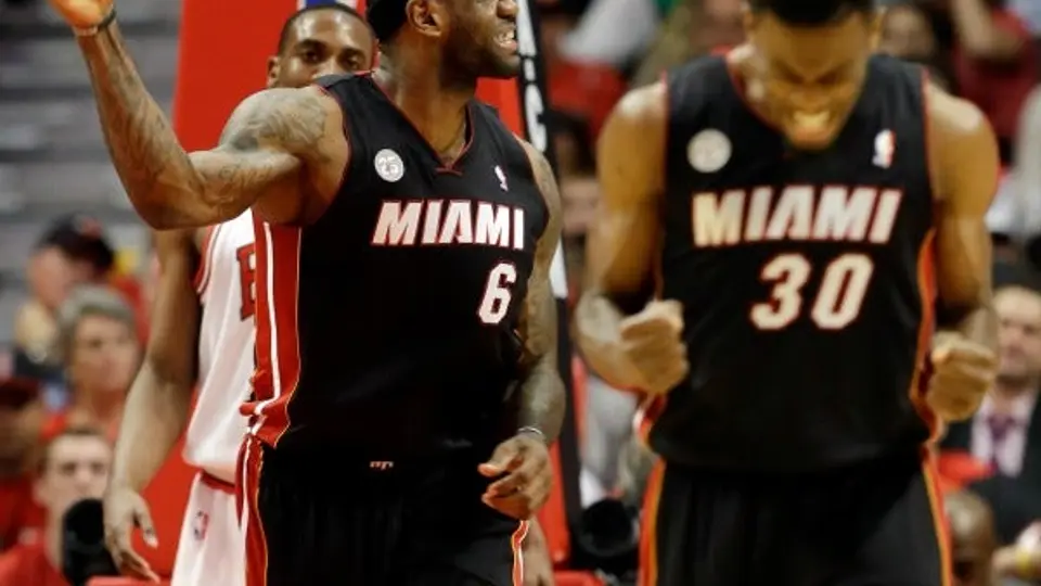 Heat se pasea ante Bulls y casi liquida la serie
