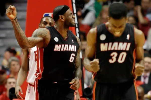 Heat se pasea ante Bulls y casi liquida la serie