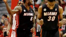 Heat se pasea ante Bulls y casi liquida la serie