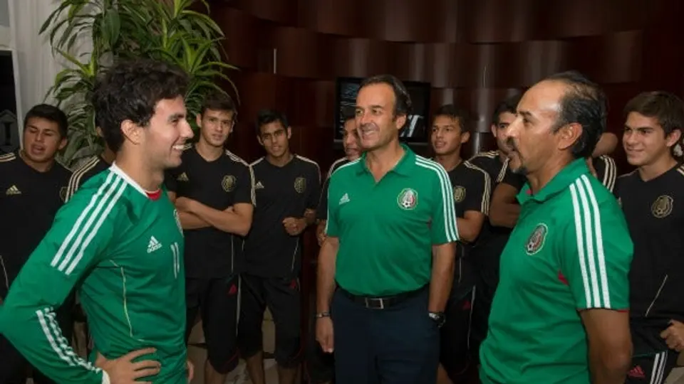 Checo visita al Tri Sub 17 en Abu Dhabi