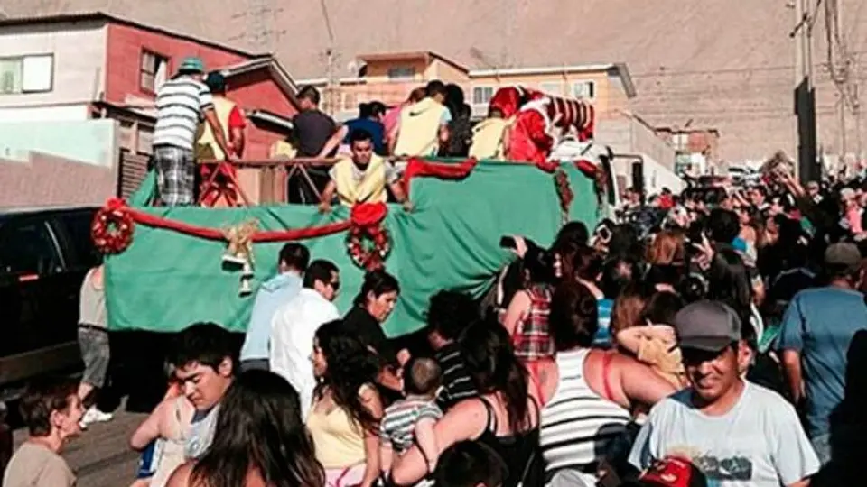 'San Alexis' reparte presentes en su ciudad natal