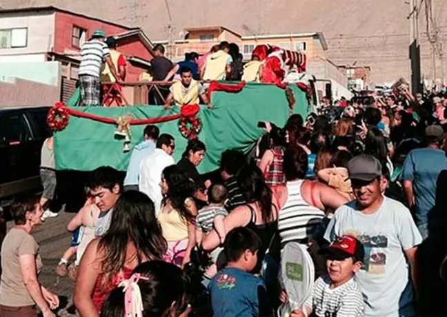 'San Alexis' reparte presentes en su ciudad natal