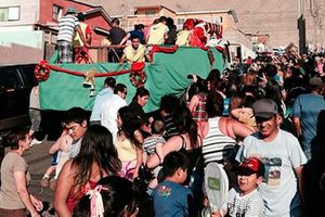 'San Alexis' reparte presentes en su ciudad natal