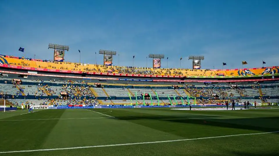 Piden matrimonio en el Estadio Universitario