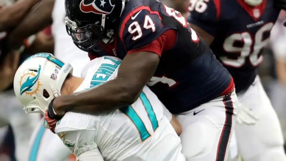 Antonio Smith, suspendido por tres juegos