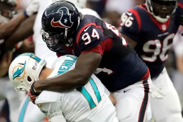 Antonio Smith, suspendido por tres juegos