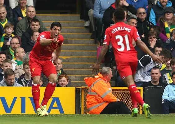 Suárez y Sterling festejan el segundo gol del juego | AP