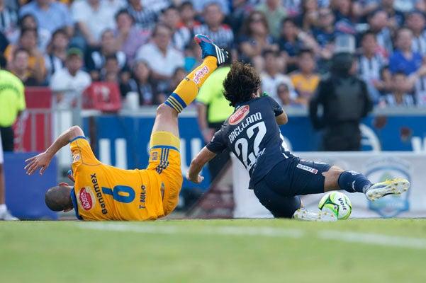 Torres Nilo y Arellano disputan el balón | MEXSPORT