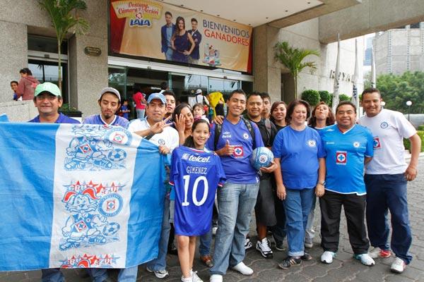 Un grupo de seguidores celestes esperan horas para ver a sus ídolos | CIRO GUTIÉRREZ