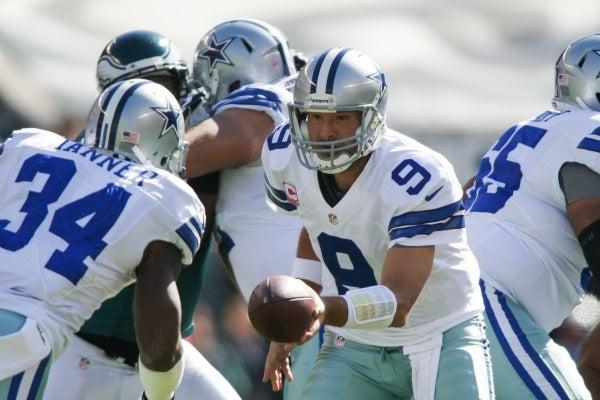Tony Romo pasa el ovoide al corredor Phillip Tanner | AP