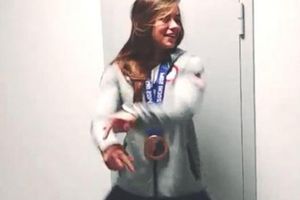 Kate Hansen y su 'danza de agradecimiento'