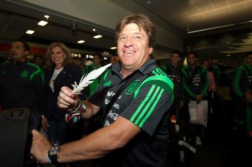 El grupo de danza maori regaló una pluma como muestra de respeto | DANIEL GÁMEZ