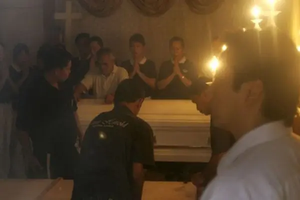 Chino finge su muerte, pero el calor lo hace salir del ataúd