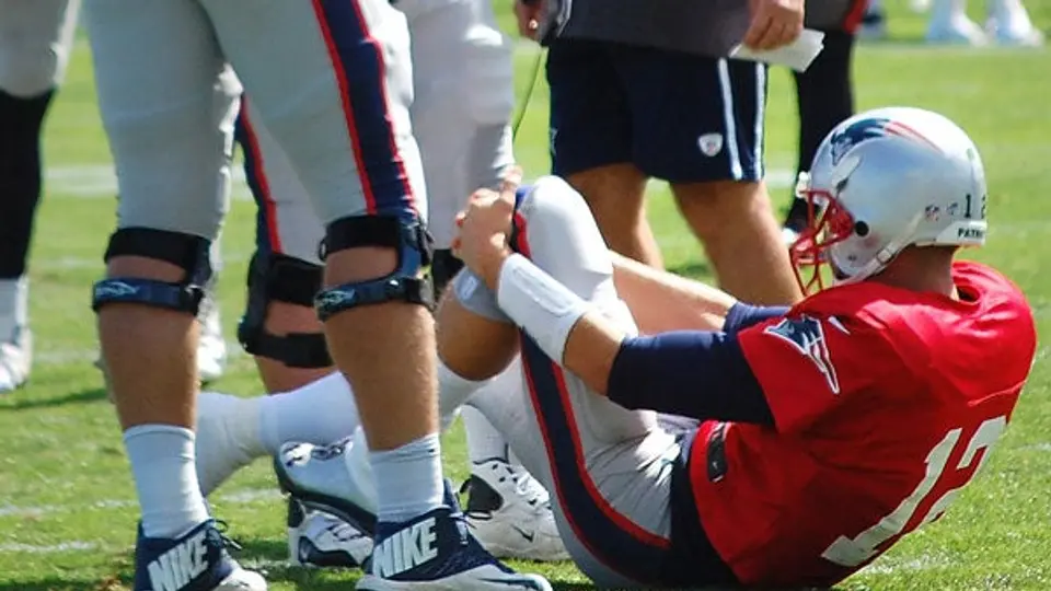Brady se lesiona en entrenamiento de Patriotas
