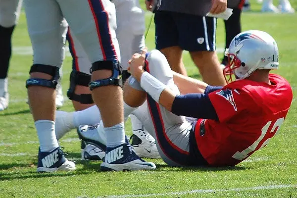 Brady se lesiona en entrenamiento de Patriotas